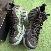 Load image into Gallery viewer, Nike Pine Green Foamposites Pros Size 11

