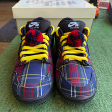 Load image into Gallery viewer, Nike SB Nardwaur Low Dunks Size 8
