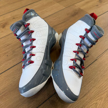 Load image into Gallery viewer, Jordan Fire Red 9s Size 9.5
