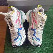 Load image into Gallery viewer, Balenciaga Runners Size 44
