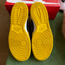 Load image into Gallery viewer, Nike Iowa High Dunks Size 11
