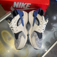 Load image into Gallery viewer, Nike Huaraches Size 8
