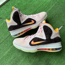 Load image into Gallery viewer, Nike LeBron King of LA 9s Size 13
