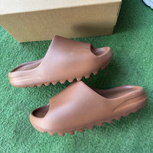 Load image into Gallery viewer, Yeezy Flax Slides Size 9
