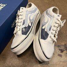 Load image into Gallery viewer, Vans Archive Flame LX Old Skool Size 10.5
