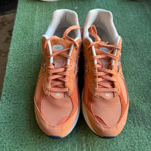 Load image into Gallery viewer, New Balance 2002Rs Size 12
