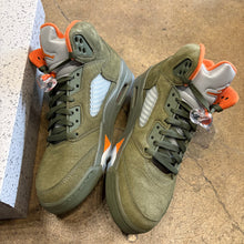 Load image into Gallery viewer, Jordan Olive 5s Size 9
