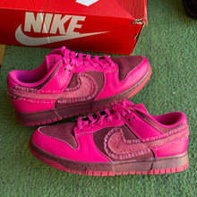 Load image into Gallery viewer, Nike 2022 Valentines Day Low Dunks Size 11W/9.5M
