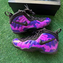 Load image into Gallery viewer, Nike Purple Camo Foamposites Size 7Y
