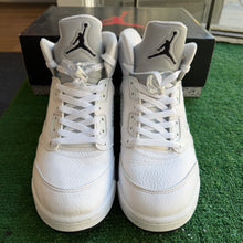 Load image into Gallery viewer, Jordan White Metallic 5s Size 10
