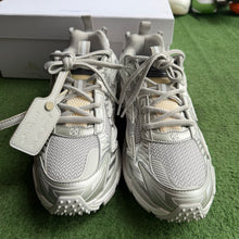 Load image into Gallery viewer, Off White Be Right Back Sneakers Size 42
