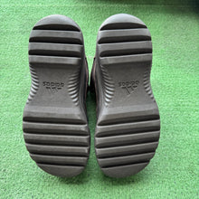 Load image into Gallery viewer, Yeezy DSRT Oil Boots Size 10.5
