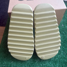 Load image into Gallery viewer, Adidas Yeezy Resin Slides Size 6
