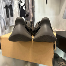 Load image into Gallery viewer, Yeezy Onyx Foam Runners Size 6
