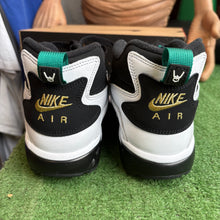 Load image into Gallery viewer, Nike Emerald Air Diamond Turfs Size 8.5
