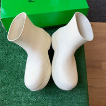 Load image into Gallery viewer, Bottega Veneta Puddle Boots Size 41

