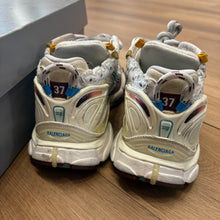Load image into Gallery viewer, Balenciaga Runners Size 37

