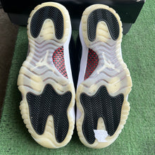 Load image into Gallery viewer, Jordan 72-10 Low 11s Size 11
