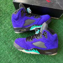 Load image into Gallery viewer, Jordan Alternate Grape 5s Size 7
