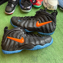 Load image into Gallery viewer, Nike Knicks Foamposites Size 10
