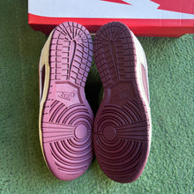 Load image into Gallery viewer, Nike Valentines Day Low Dunks Size 8.5
