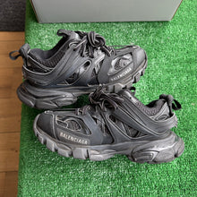 Load image into Gallery viewer, Balenciaga Tracks Size 37
