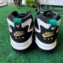 Load image into Gallery viewer, Nike Emerald Air Diamond Turfs Size 11
