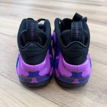 Load image into Gallery viewer, Nike Purple Camo Foamposite Pros Size 9
