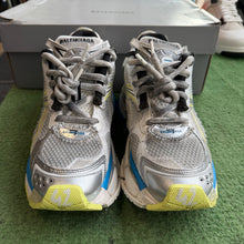 Load image into Gallery viewer, Balenciaga Runners Size 42
