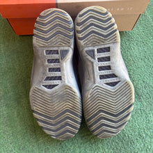Load image into Gallery viewer, Nike Dark Grey Zoom Generations Size 9.5
