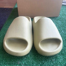 Load image into Gallery viewer, Adidas Yeezy Resin Slides Size 6
