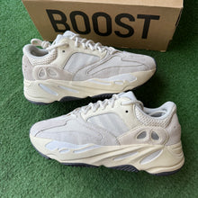 Load image into Gallery viewer, Yeezy Analog 700s Size 8
