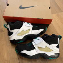 Load image into Gallery viewer, Nike Emerald Air Diamond Turfs Size 10
