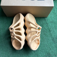 Load image into Gallery viewer, Yeezy 450 Slides Size 8
