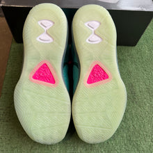 Load image into Gallery viewer, Nike LeBron South Beach 8s Size 9
