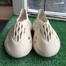 Load image into Gallery viewer, Yeezy Foam Runners Size 9
