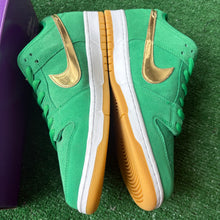 Load image into Gallery viewer, Nike SB St Patrick’s Day Low Dunks Size 12

