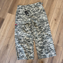 Load image into Gallery viewer, Raspberry Hills Camo Pants Size XL
