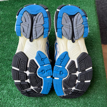 Load image into Gallery viewer, Balenciaga Runners Size 42
