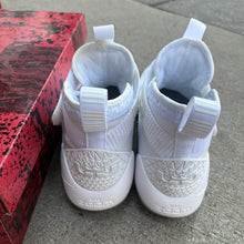 Load image into Gallery viewer, Nike LeBron Soldier 11s Size 8
