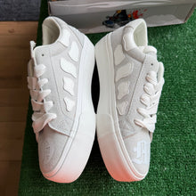 Load image into Gallery viewer, Octavious Marks Skate Shoes Size 9

