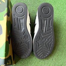 Load image into Gallery viewer, Bathing Ape Bapestas Size 7
