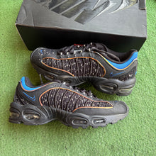 Load image into Gallery viewer, Nike Supreme Tailwind IVs Size 9.5
