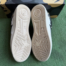 Load image into Gallery viewer, A Bathing Ape Camo Bapestas Size 9
