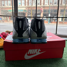 Load image into Gallery viewer, Nike Shox R4s Size 9
