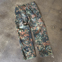 Load image into Gallery viewer, Vintage Camo Pants Size 32 x 30

