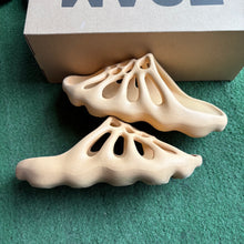 Load image into Gallery viewer, Yeezy 450 Slides Size 8

