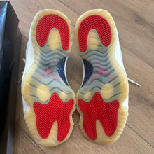 Load image into Gallery viewer, Jordan 285 11s Size 9
