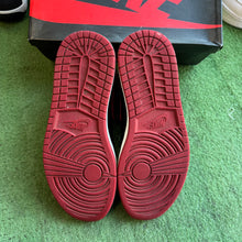Load image into Gallery viewer, Jordan Banned 1s Size 8.5
