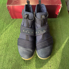 Load image into Gallery viewer, Nike Lebron Soldier 10s Size 13
